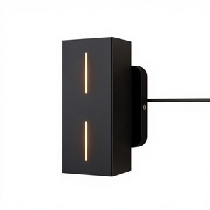 โคมไฟติดผนังอลูมิเนียมทรงสี่เหลี่ยม LED สำหรับภายนอกอาคาร แสงวอร์มไวท์ 3500K กันน้ำ IP65 สำหรับสวน มุมลำแสง 20 องศา - Product Image 1