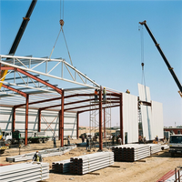 Structure en acier préfabriquée de style industriel, grande portée, entrepôt métallique, atelier, bâtiment en acier de haute résistance