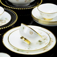 Service de table de luxe en porcelaine fine avec bordure en or 24 carats, motifs floraux peints à la main, assiettes et bols avec soupière pour mariage