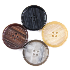 <span class=keywords><strong>Bottoni</strong></span> Classici Rotondi in Resina a 4 Fori con Motivo Marmorizzato Effetto Corno per Cappotti e Giacche da <span class=keywords><strong>Uomo</strong></span> e Donna - Product Image 1