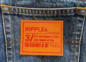 Étiquettes de soin pour vêtements tissées noires écologiques personnalisées avec pli sur un côté et étiquettes thermocollantes pour chemises et vestes - Product Image 6