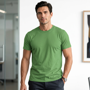Camiseta informal de manga corta con cuello redondo de algodón verde liso y corte regular para hombre - Product Image 4