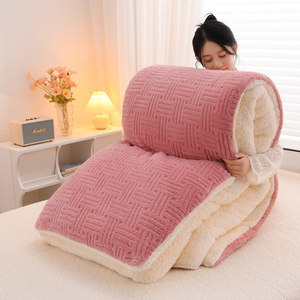 Juego de edredón de <span class=keywords><strong>cama</strong></span> de <span class=keywords><strong>invierno</strong></span> de lujo personalizado, edredón de lana de cordero grueso, fibra química suave, patrón impreso de doble tamaño - Product Image 4
