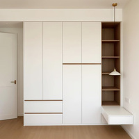 Armoire intégrée sur mesure avec bureau flottant intégré, meuble de rangement gain de place pour chambre à coucher, mobilier de chambre moderne