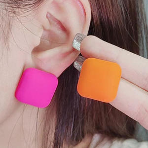 Pendientes de tuerca de color acrílico, pendientes de color caramelo con pintura en aerosol de doble cara para mujer Uionen 795 - Product Image 1