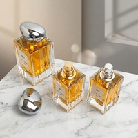Flacon de parfum de luxe en verre carré 50ml/100ml, design rectangulaire ondulé unique, bouchon en forme de pierre ovale, pulvérisateur à pompe, article de luxe en stock