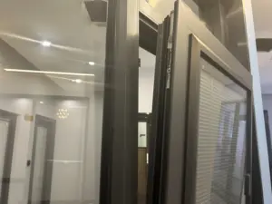 Cửa sổ nhôm xoay bằng kính hai lớp chống bão Australia uPVC với cửa sổ kính Louvre rõ ràng