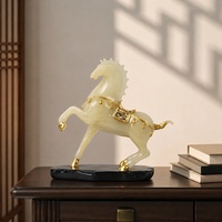 Figurine de cheval en résine de couleur ivoire traditionnelle avec base noire et détails dorés, sculpture animale de table pour la décoration de la maison ou du bureau