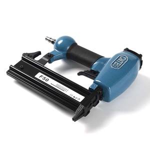 <span class=keywords><strong>Agrafeuse</strong></span>/<span class=keywords><strong>cloueuse</strong></span> pneumatique F50 10-50 mm <span class=keywords><strong>pour</strong></span> clous et agrafes, outils de travail <span class=keywords><strong>pour</strong></span> charpentier - Product Image 1