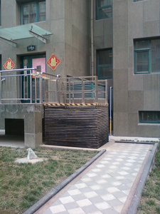 Monte-escalier hydraulique vertical compact certifié CE pour personnes à mobilité réduite, handicapées et âgées - Product Image 6