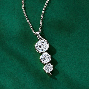 Hermosa joyería 925 Plata 6,5mm y 5mm y 4mm redondo blanco moissanita tres piedras colgante collar señoras collar trenzado - Product Image 2
