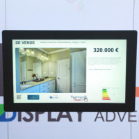 Pantallas LCD Suspendidas para Ventanas Interiores y Exteriores, Legibles Bajo la Luz Solar, Señalización Digital de Alto Brillo para Promoción en Escaparates