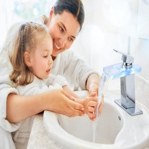 Robinet de salle de bain moderne à cascade LED simple, chromé, monotrou/centre, avec bec en verre sensible à la température et plaque de montage incluse - Product Image 5