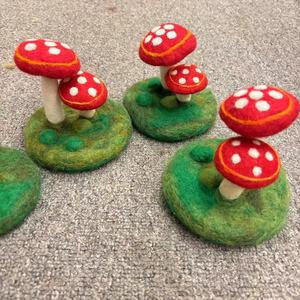 Juguetes para Niños, Adorno de Hongo de Fieltro, Hongos con Bebé para un Pequeño Mundo de Hadas, 24111801, Kit de Fieltro de Lana Colorida - Product Image 1