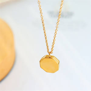 Collar con colgante hexagonal de <span class=keywords><strong>cara</strong></span> brillante, joyería de moda, PVD, chapado en oro de 18K, acero inoxidable, forma geométrica Irregular - Product Image 3