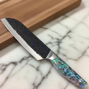 سكين سانتوكو بطبقة سوداء من الفولاذ المقاوم للصدأ مضادة للتآكل بمقبض صدفي أذن البحر يمكن تخصيصه كسكين طاهي - Product Image 6