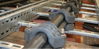 Colliers de câble en plastique à deux trous haute tension en stock d'usine, clips de câble en nylon à un seul cœur