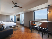 Ensemble de canapés trois places rembourrés, modernes, durables et luxueux, parfaitement assortis, pour les chambres d'hôtes des hôtels étoilés, des appartements et des villas