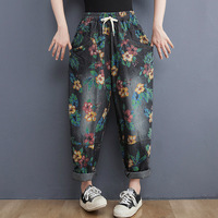 Celana harem denim wanita model retro, bermotif print, kasual, longgar, pinggang elastis dengan tali serut, efek washed, potongan slim.