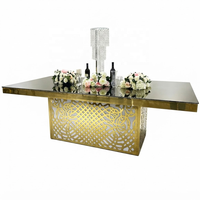 Table d'honneur dorée pour les mariés