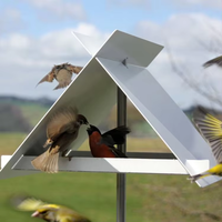 Mangeoire à oiseaux en métal JH-Mech, hauteur 135 cm, montée sur poteau, en acier thermolaqué blanc, triangle, accès ouvert, mangeoire à oiseaux sur pied en métal