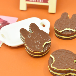Cabujón de resina de conejo lindo con diseño de pastel de chocolate, estilo Kawaii, para accesorios de horquillas DIY y decoración de imanes de nevera de resina 3D - Product Image 3