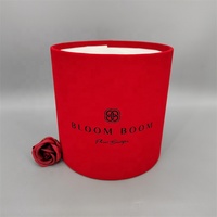 Boîtes cadeaux rondes en carton personnalisées noires avec logo rouge et violet, finition mate avec revêtement UV et dorure à chaud, emballage en velours pour bouquets de fleurs