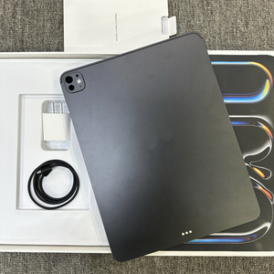 แท็บเล็ตมือสองคุณภาพสูง รุ่น Pad Pro M5 13 นิ้ว WiFi เวอร์ชั่นอเมริกา เกรด A+ พร้อมอุปกรณ์เสริมแท้ มีรอยขีดข่วนเล็กน้อย - Product Image 1