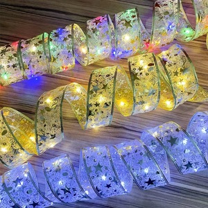 배터리로 작동하는 플라스틱 IP68 등급 LED 크리스마스 트리 장식 (골드 실크 리본 스트링 조명 포함) - Product Image 6