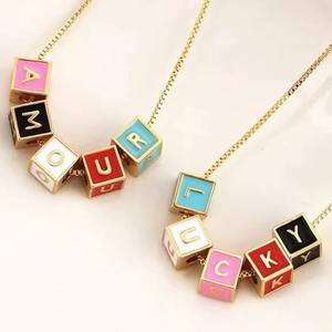 Cuentas de cubo de alfabeto coloridas | Encantos iniciales de acero inoxidable chapados en oro PVD de 18 quilates para <span class=keywords><strong>la</strong></span> fabricación de joyas DIY | Impermeable y duradero - Product Image 5