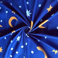 Tissu de drap de lit 100% polyester tissé bleu roi imprimé étoiles et lunes, matériau doux brossé pour literie et rideaux textiles de maison