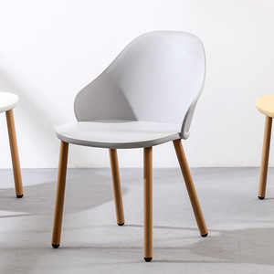 Silla de Comedor de Plástico Estilo Nórdico Blanca con Patas de Madera, Diseño Moderno y Minimalista Estable para Uso en Hogar u Oficina - Product Image 4