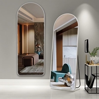 Miroir sur pied arqué en verre et alliage d'aluminium contemporain fait à la main, design fin réglable avec surface de miroir de haute technologie