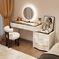 Coiffeuse de luxe rétractable en bois style crème avec miroir lumineux 3 couleurs et plateau en verre, avec tiroirs de rangement pour chambre à coucher