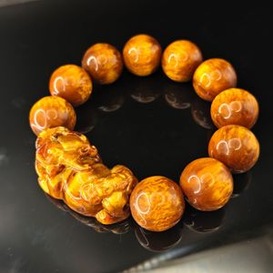 สร้อยข้อมือลูกประคำเรซิ่นลายไม้สีแดงทอง HS142 วินเทจ บลัดลิว วิลโลว์  นำโชค เสริมทรัพย์ สำหรับผู้ชาย  ประดับลูกประคำพระพุทธ - Product Image 3