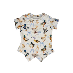 Camiseta infantil GT1621 personalizada para niña, adorable, con estampado de patos y lazos azules, para bebés y niños pequeños. - Product Image 2