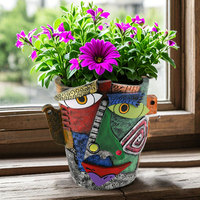 Pot de fleurs en résine avec visage abstrait coloré et fleurs roses pour décoration intérieure