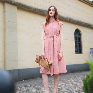 <span class=keywords><strong>เด</strong></span><span class=keywords><strong>รส</strong></span>ผู้หญิงแขนกุดทรงมิดิ คอตั้ง ติดกระดุม มีเข็มขัด สไตล์ลำลองสำหรับฤดูร้อน มีกระเป๋า - Product Image 2