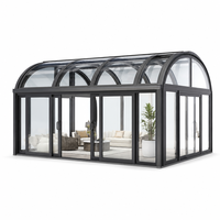 Solarium architectural à double étage en verre, avec plafond haut et structure lourde en acier et aluminium
