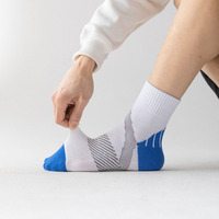 Chaussettes de sport pour hommes, nouvelle conception, longueur mi-mollet, séchage rapide, pour la course, le badminton et le basketball, idéales pour l'automne et les activités de plein air, vente en gros, personnalisables, faible MOQ