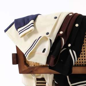 Chaqueta Deportiva Varsity Casual de Algodón con Logotipo Bordado Personalizado al por Mayor, Corte Regular, Color Negro y Blanco, para Hombre, Otoño - Product Image 3