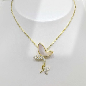 Collier pendentif en argent sterling 925 plaqué or 18 carats, motif coquille, délicat, pour femme, avec gravure papillon. - Product Image 4