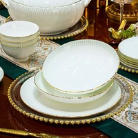 Service de vaisselle de luxe en porcelaine blanche gaufrée, style européen classique, avec bordure dorée perlée et relief, assiettes et bols en porcelaine fine pour banquets de mariage