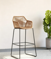 Tabouret de bar moderne en tissu avec assise et dossier en corde tressée, accoudoirs, structure en métal noir, hauteur de comptoir pour cuisine et salon
