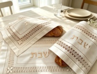 Housse de Challah en Lin Blanc Pur, Bordure en Dentelle Creuse, Broderie Hébraïque Multicolore, Lavable, Quatre Saisons, Shabbat Juif, Vente en Gros