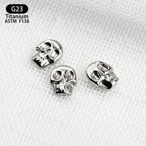 ต่างหูเจาะแบบเกลียวภายนอก ASTM F136 ไทเทเนียมชุบเงิน ทรง Asscher Cut ดีไซน์เท่ห์ ลายหัวกะโหลก CNC สำหรับเจาะ Helix - Product Image 4