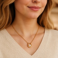 Vente en gros, prêt à expédier : Collier pendentif imitation perle, tendances bijoux 2026, en acier inoxydable plaqué or 18 carats