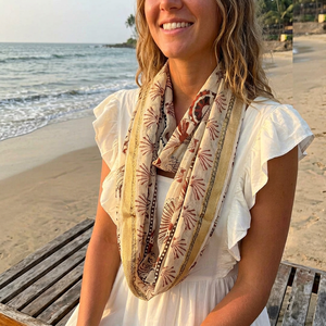 Paréo Sarong Léger Motif Coquillage Crème Inspiré du Patrimoine avec Bordure Noire pour Femme – Cache-Maillot Bohème de Plage - Product Image 1