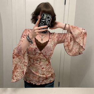 Top de mujer de corte ajustado y efecto adelgazante, estilo dos en uno, con cuello en V, bloques de color, estampado vintage, patchwork de encaje y manga acampanada, para principios de otoño. - Product Image 2