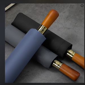 Parapluie pliant de haute qualité de style japonais classique avec manche en bois courbé, design moderne à trois plis - Product Image 2